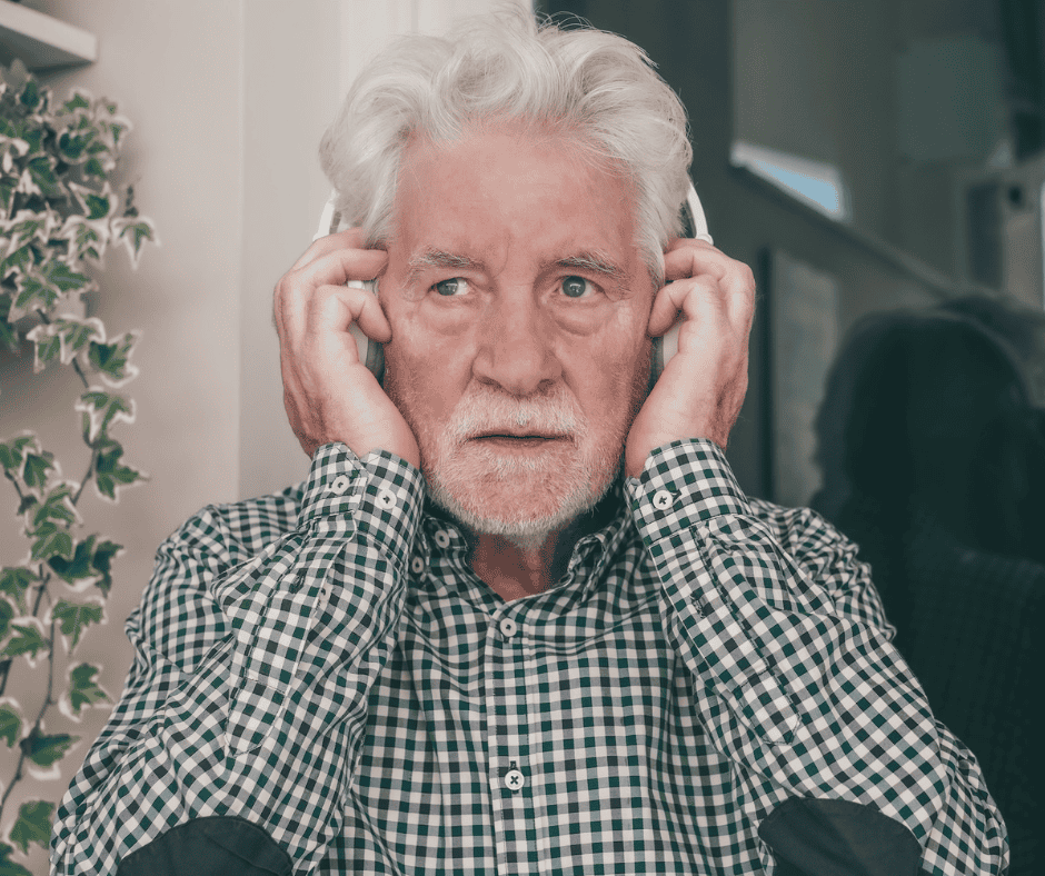 man met dementie luistert muziek