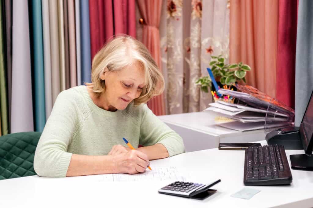 Mantelzorger die administratie en bonnetjes ordent