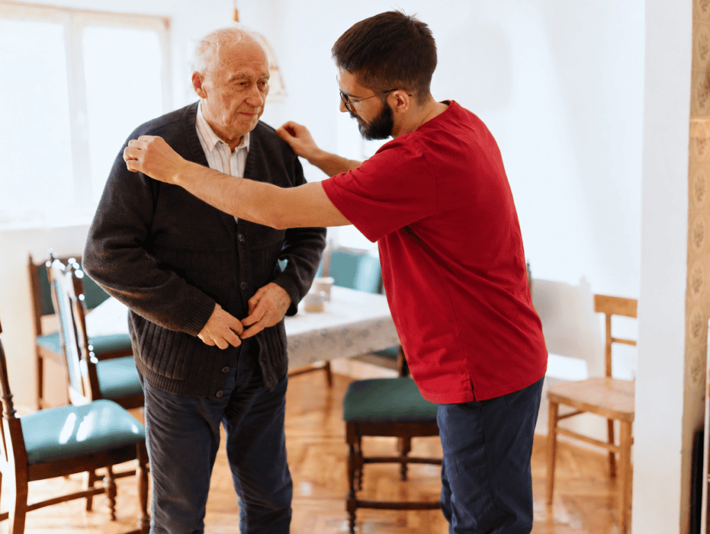 caregiver Dovida helpt senior thuis